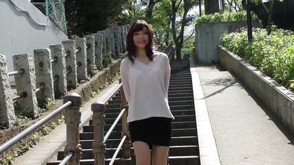 毛深い日本人の女の子が彼氏のチンポを楽しんでいる