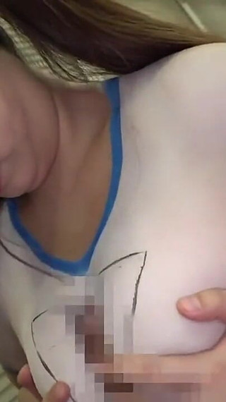 色彩豊かな曲線美が、遊び心たっぷりにからかいながら大胆に街を散歩します。 -C