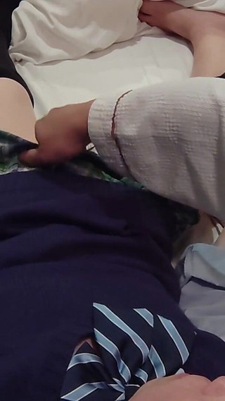 アソコがうずいたので、上になって自分からチンコを入れてみました。女子校生の制服を着たまま中出し。アマチュア。