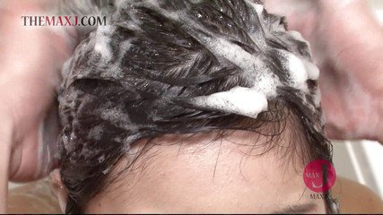 かわいいアジア人のひよこがバスルームでチンポをしゃぶる