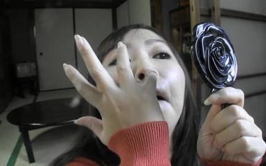 ぽっちゃり熟女が鼻を掘る