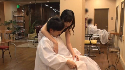 彼女の視線があなたの視線に釘付けになる美容室。