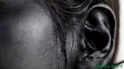 ボディペインティング後のオナニー。若いアジアの女の子