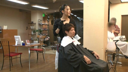 彼女と目が合うことが多すぎるサロンで