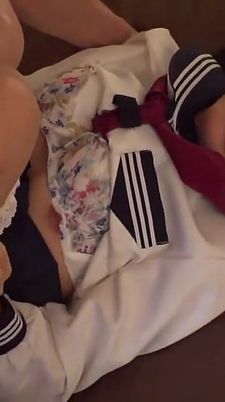 制服が似合う女優と中年男性。 2