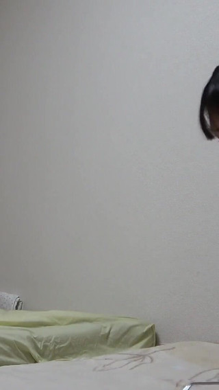 日本の女子限定アパート、天然乳がこぼれるタンクトップ、ミニスカから食い込みTバックの清掃員女子