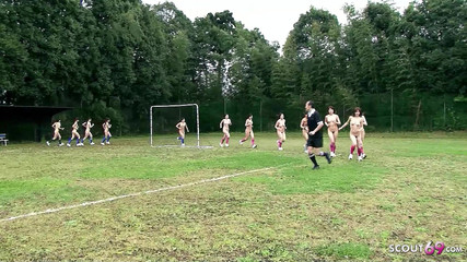 サッカーの試合後のコーチとの三人組の日本のティーンファック