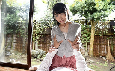 スカートの下をじらし、くぐもった喘ぎ声…二人きりの危うい生々しい情熱