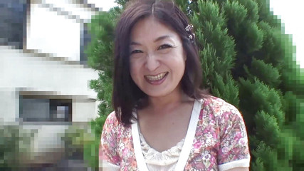 ブルネットの湯たんぽが内部でストリップ