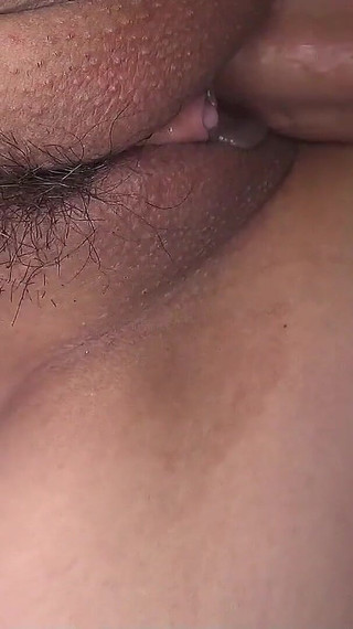 大きな自然なおっぱいの日本人熟女クーガーが少年を誘惑して無修正の後部座席カーファック