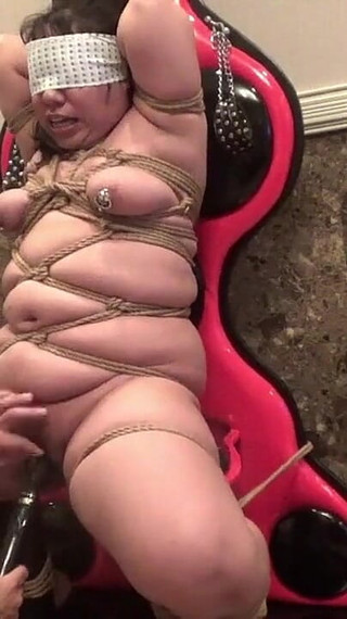 M女拘束椅子のバイブ責めです