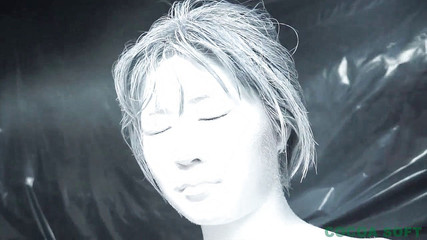 甘いアジア人の顔と体に白いペイント