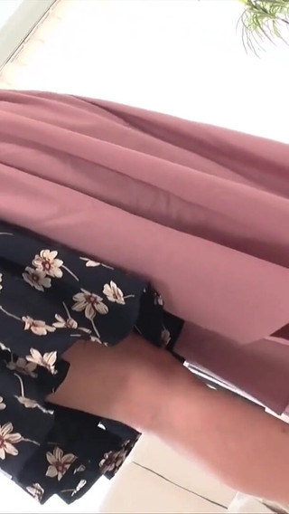 恋月るなと黒川すみれがソファでお互いの足や脇の匂いを嗅いだり、シックスナインでマンコをしゃぶったり…