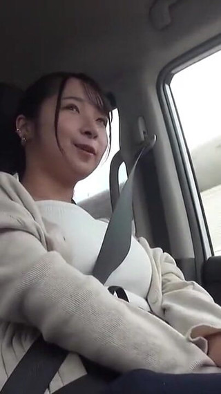 彼女の柔らかい曲線は、彼女の体がシルキーなリズムで動き、大空の下で輝きます。 -