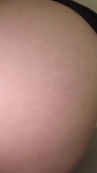 青空の下、後ろからのスパンキングを楽しむ彼女の濡れた曲線。 -C