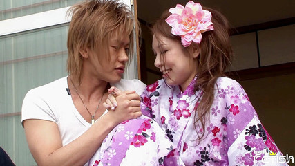 エッチな彼氏が屋外で彼女のおまんこをいじっている間に日本人美女が潮吹き