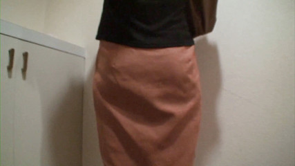 階段で荷物を見せて楽しんでいます