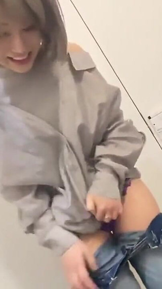 スレンダーな美女が禁断の自由を探求し、夜空の下で静かな解放を見つける。 -